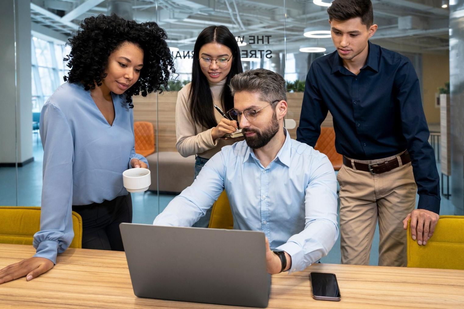 Espace de travail moderne avec documents financiers et outils d'investissement