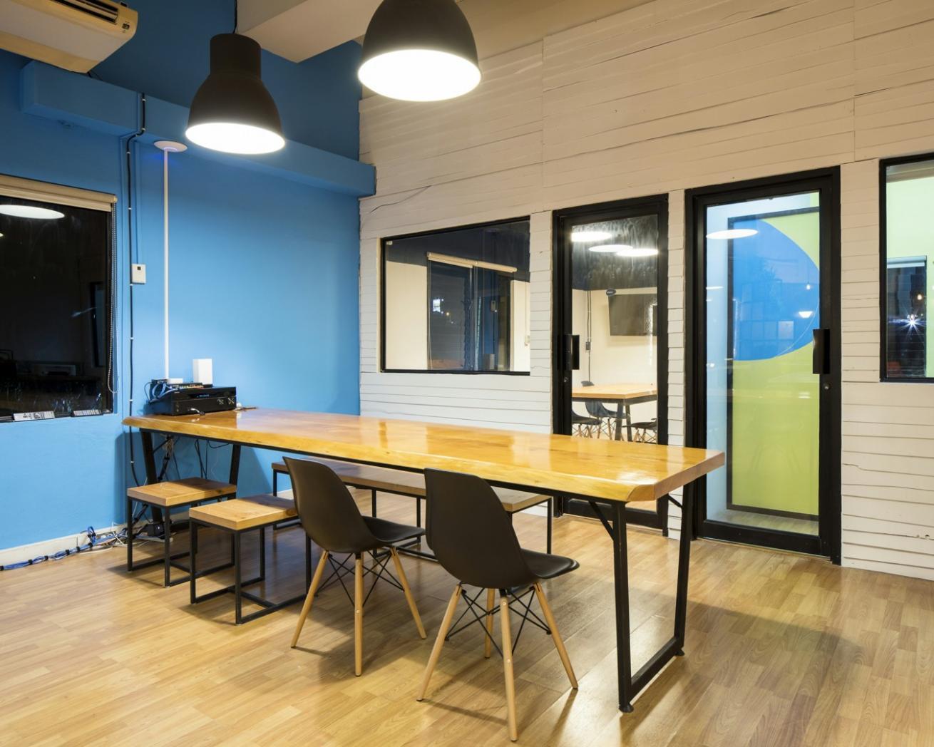 Vue d'ensemble d'un bureau organisé avec graphiques et calculatrice
